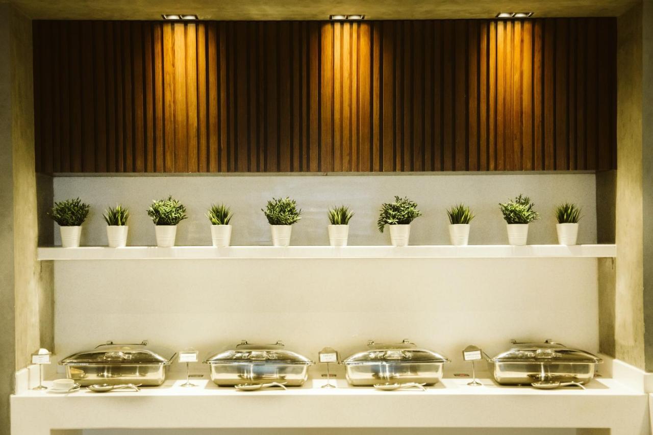 Pyramisa Suites Hotel Cairo Giza Экстерьер фото The hotel's breakfast buffet