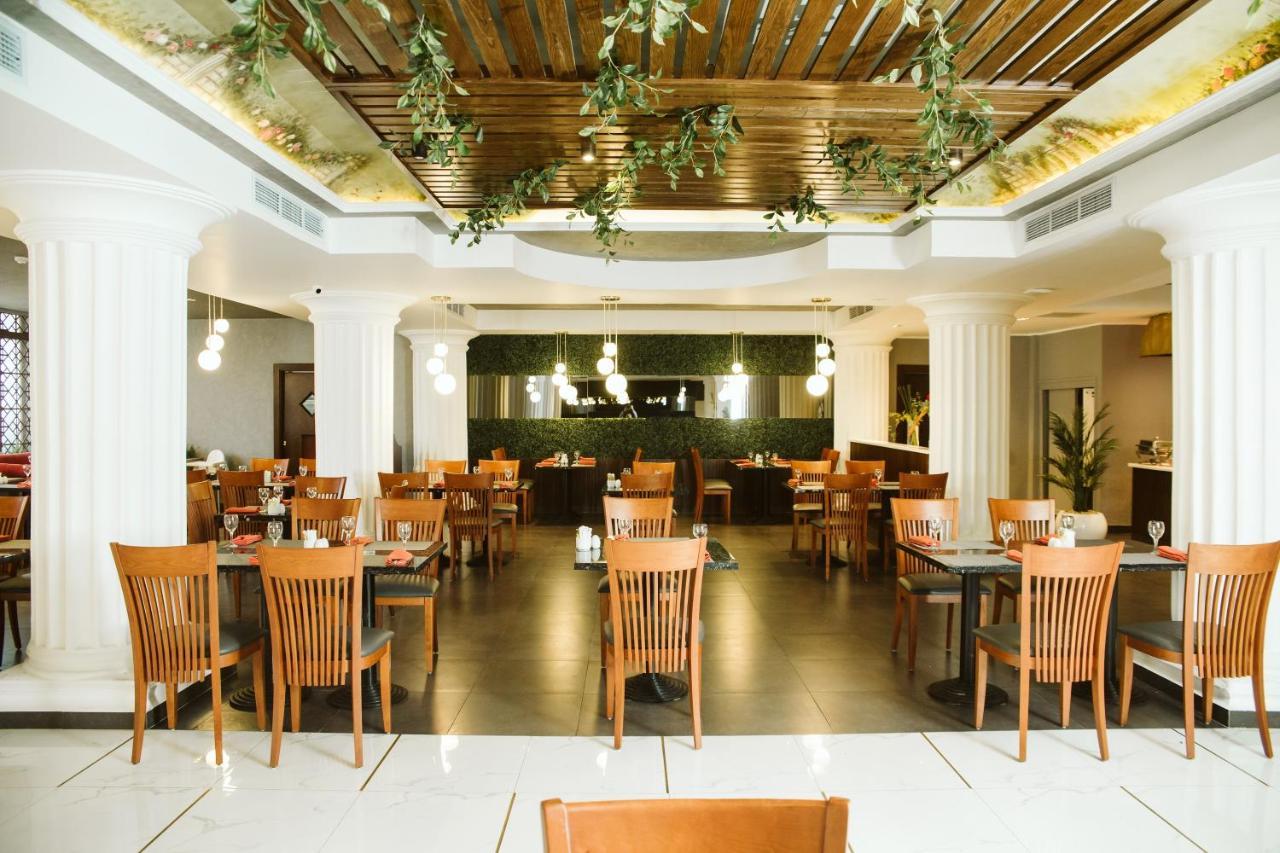 Pyramisa Suites Hotel Cairo Giza Экстерьер фото The interior of the restaurant