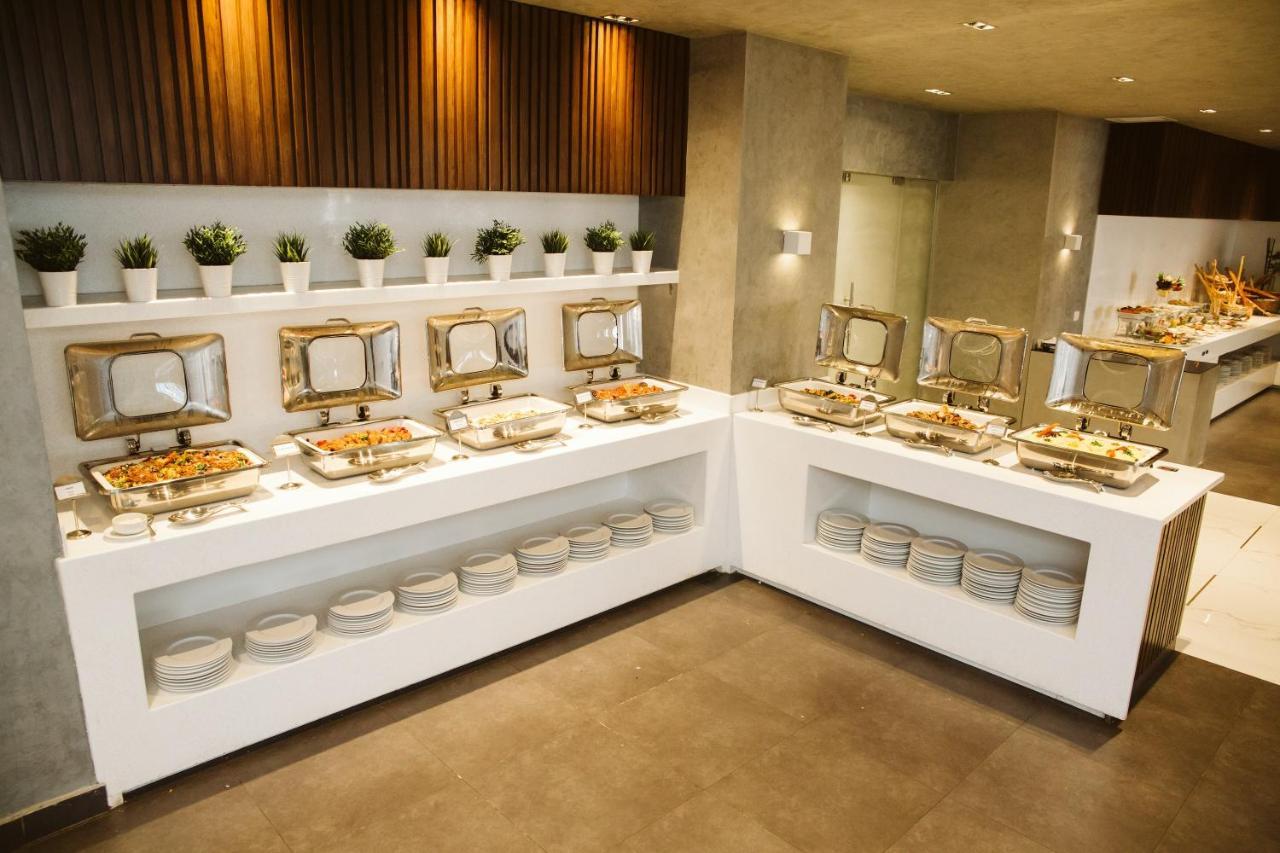Pyramisa Suites Hotel Cairo Giza Экстерьер фото Buffet at the hotel