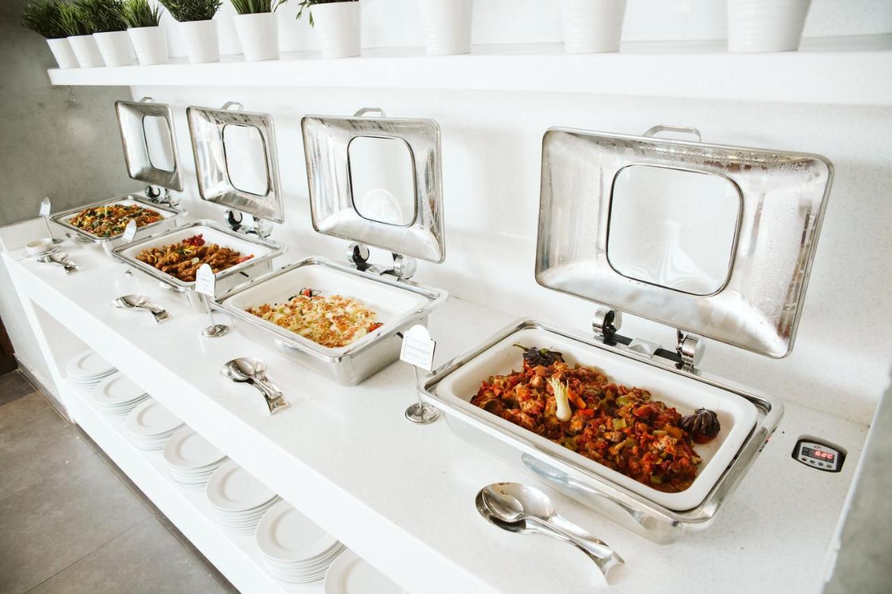 Pyramisa Suites Hotel Cairo Giza Экстерьер фото Buffet at a luxury hotel