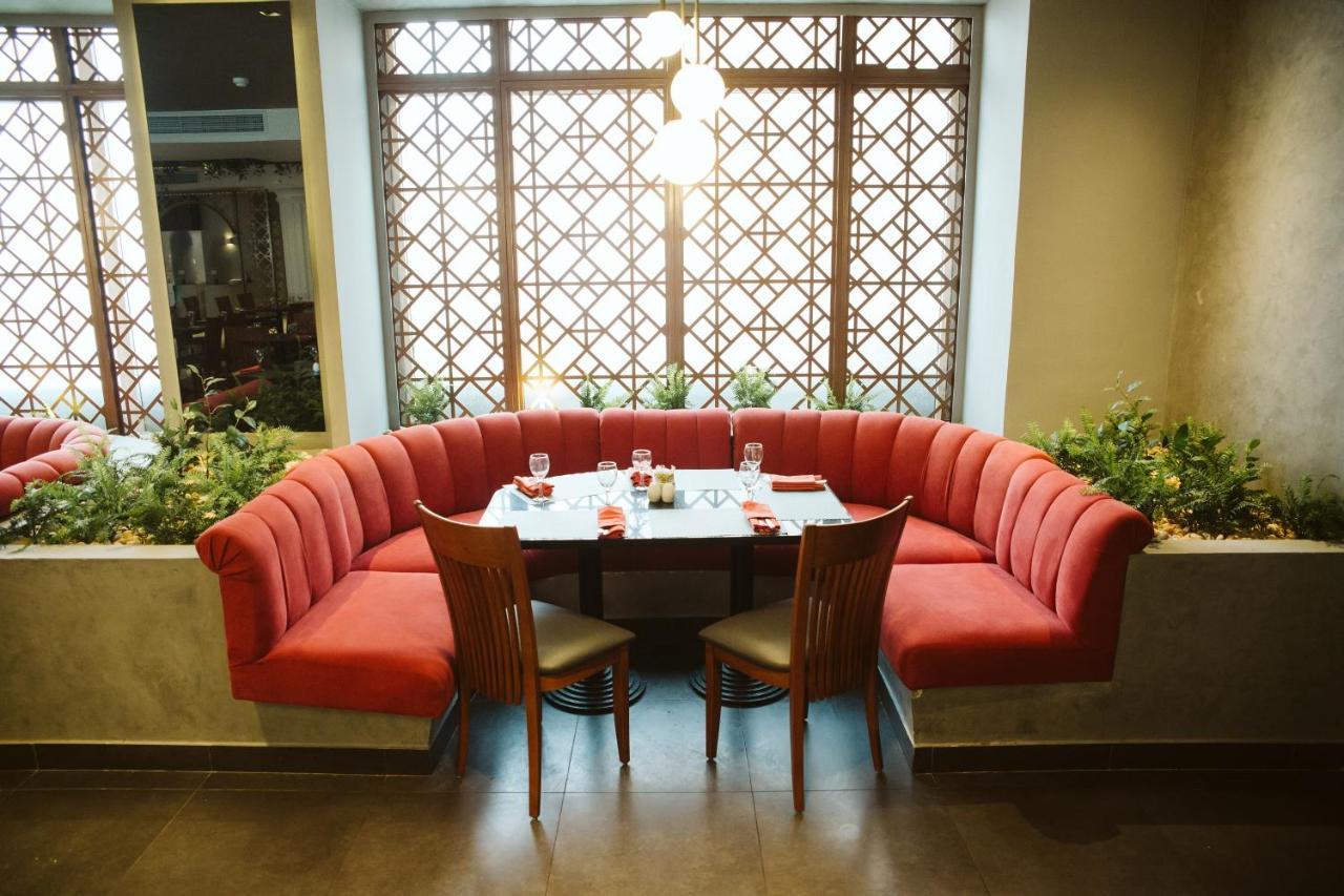 Pyramisa Suites Hotel Cairo Giza Экстерьер фото Interior of the restaurant