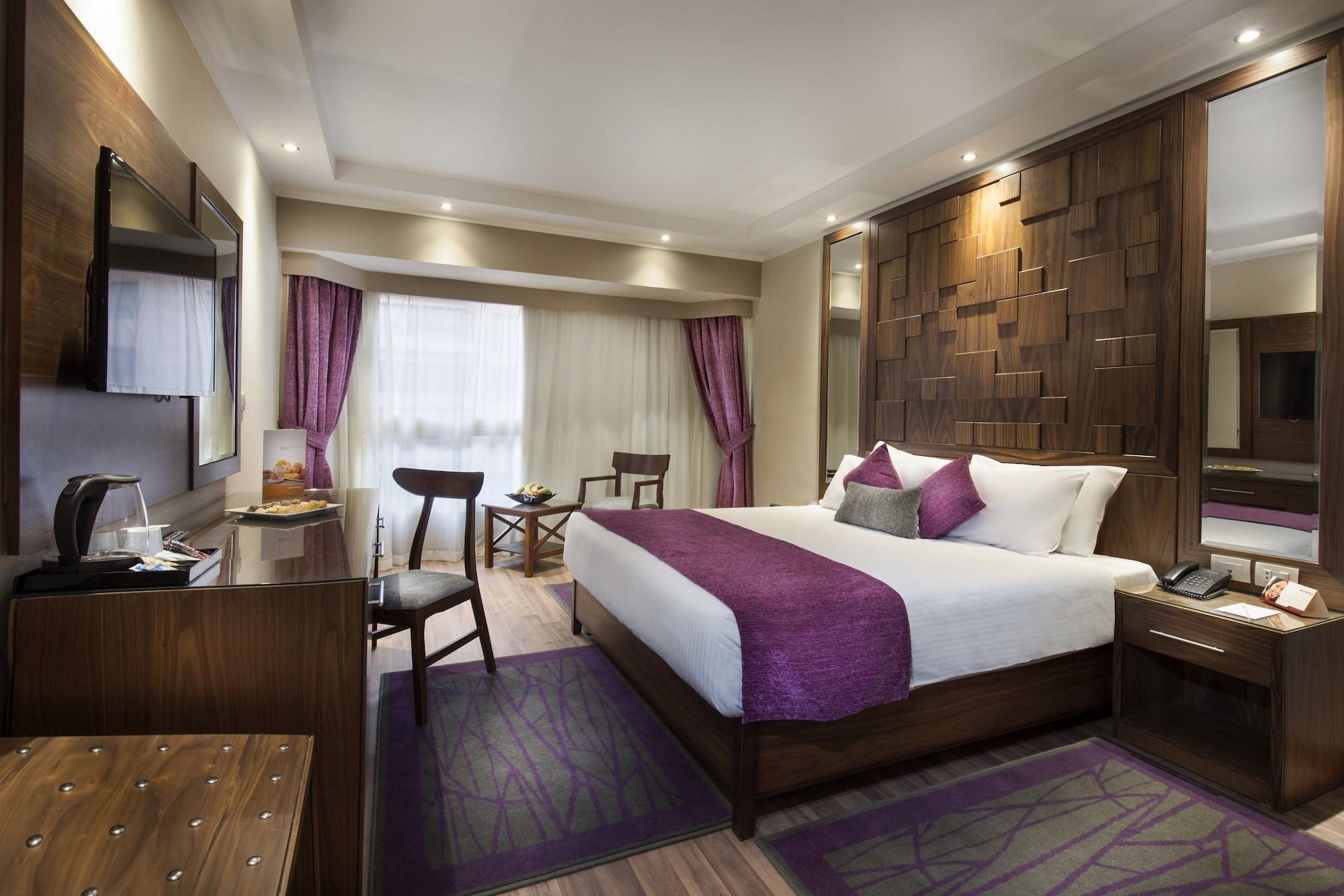 Pyramisa Suites Hotel Cairo Giza Экстерьер фото A room at the hotel