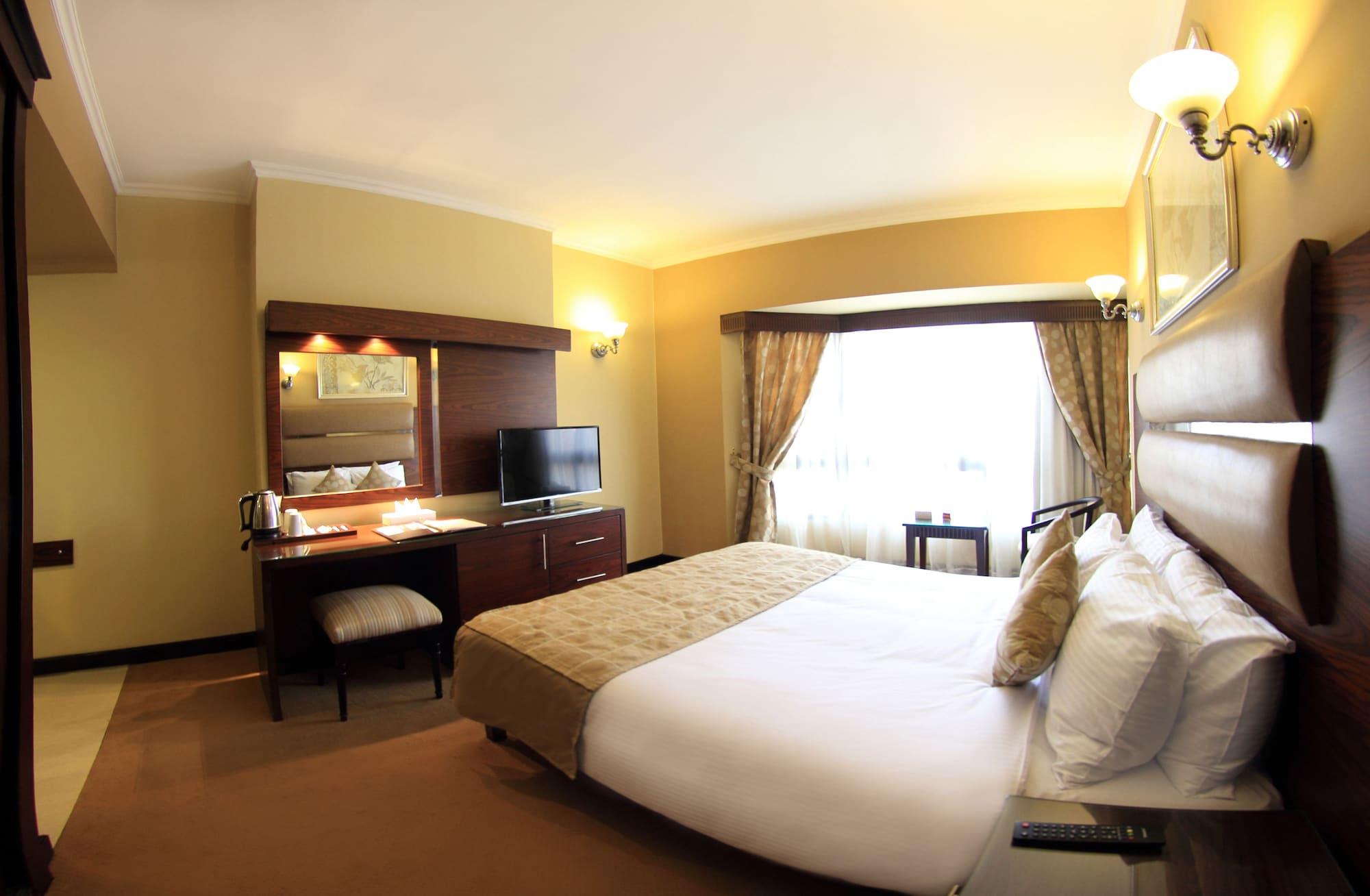 Pyramisa Suites Hotel Cairo Giza Экстерьер фото A room at the hotel