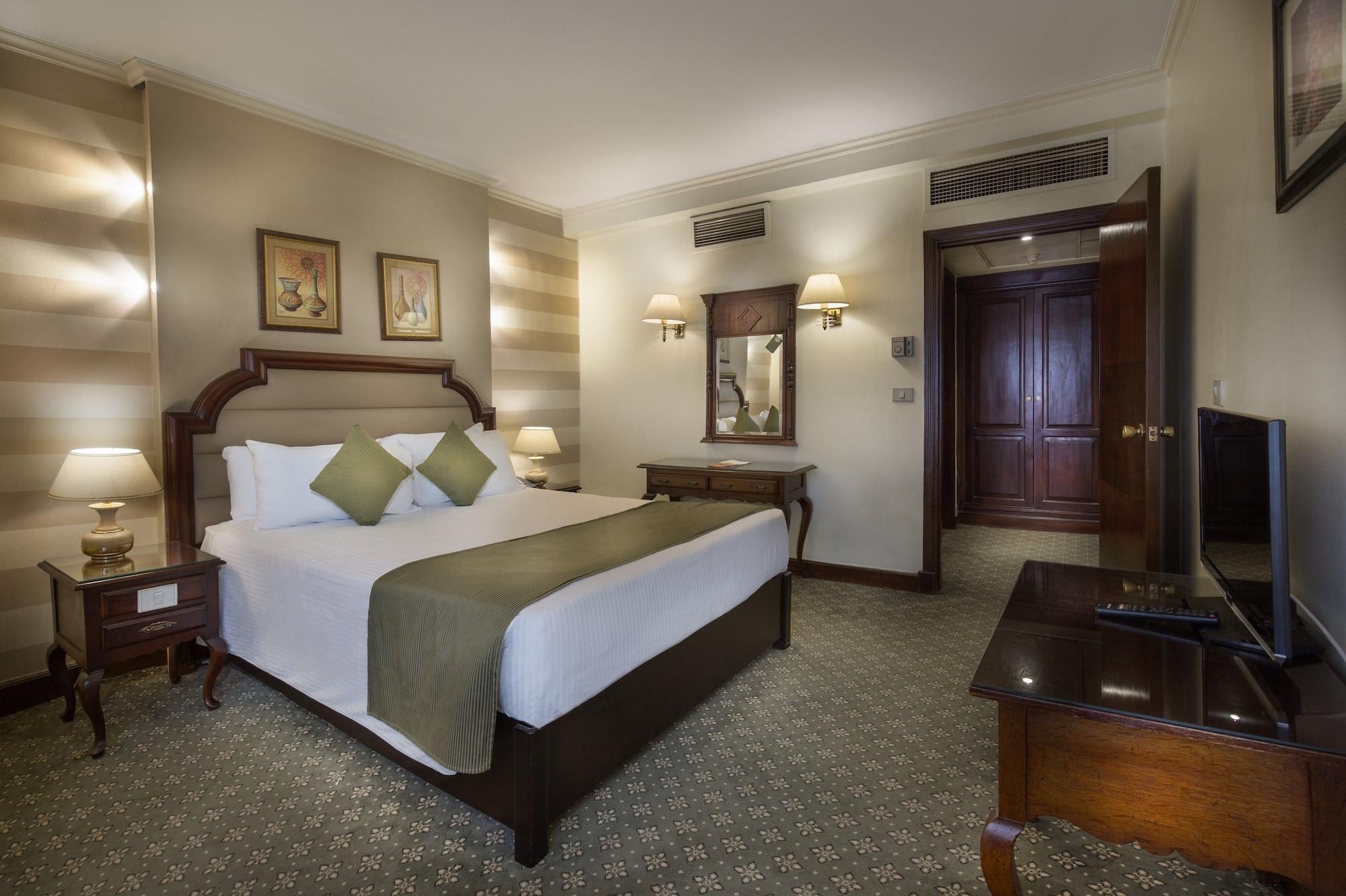 Pyramisa Suites Hotel Cairo Giza Экстерьер фото A room at the hotel