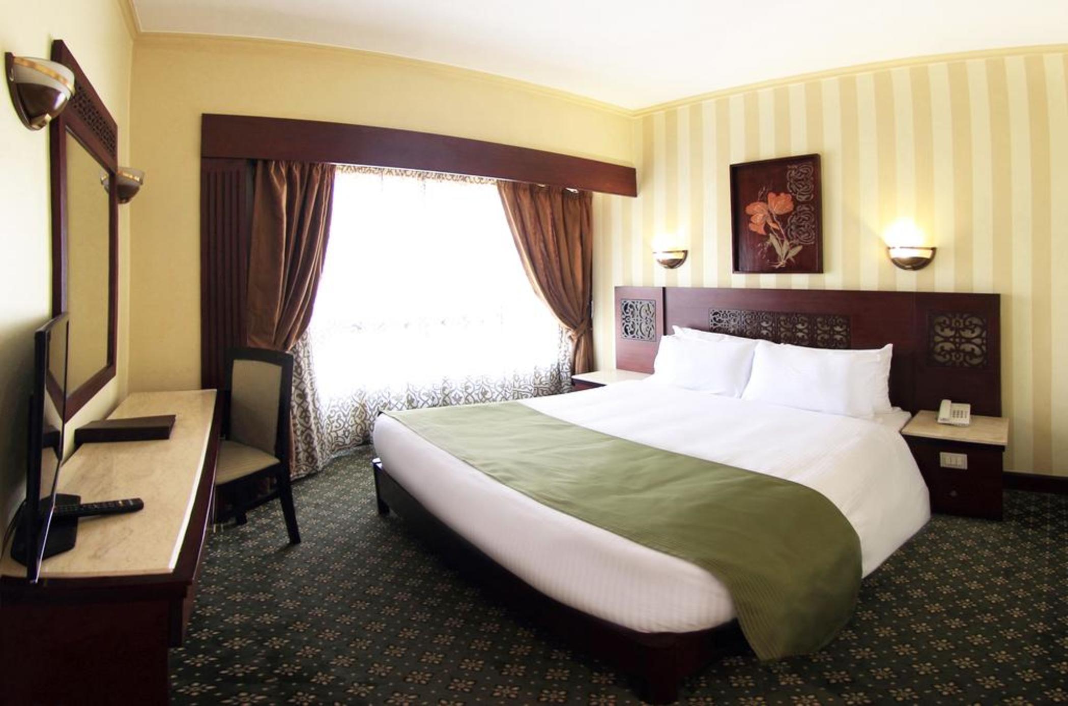 Pyramisa Suites Hotel Cairo Giza Экстерьер фото A room at the hotel