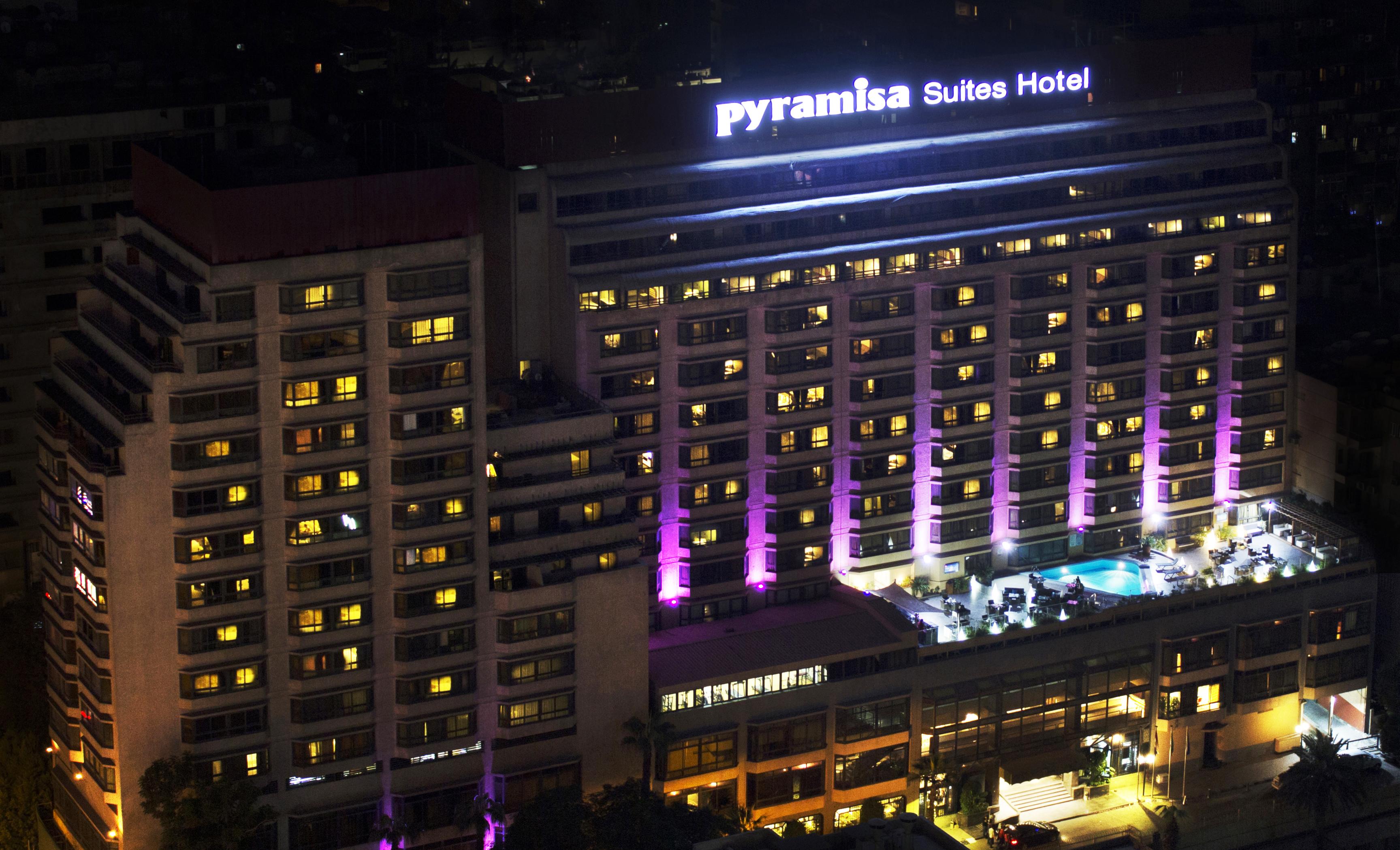 Pyramisa Suites Hotel Cairo Giza Экстерьер фото The hotel at night