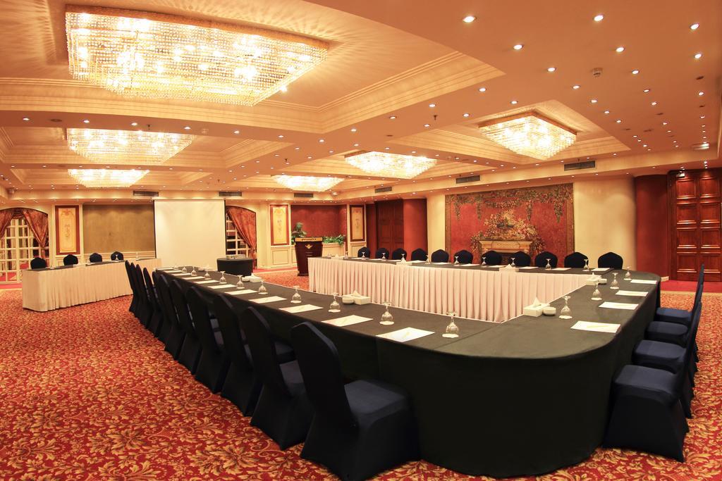 Pyramisa Suites Hotel Cairo Giza Экстерьер фото The meeting room of the hotel