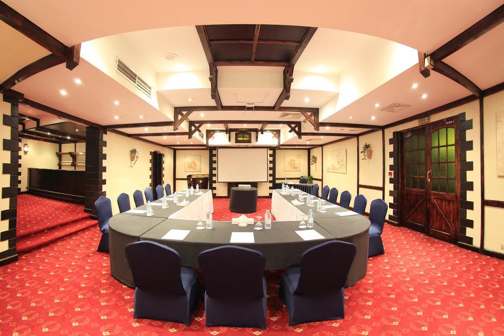 Pyramisa Suites Hotel Cairo Giza Экстерьер фото The meeting room at the hotel