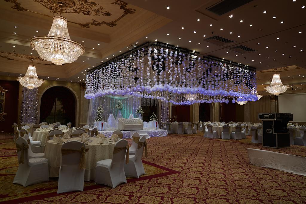 Pyramisa Suites Hotel Cairo Giza Экстерьер фото The ballroom at the hotel