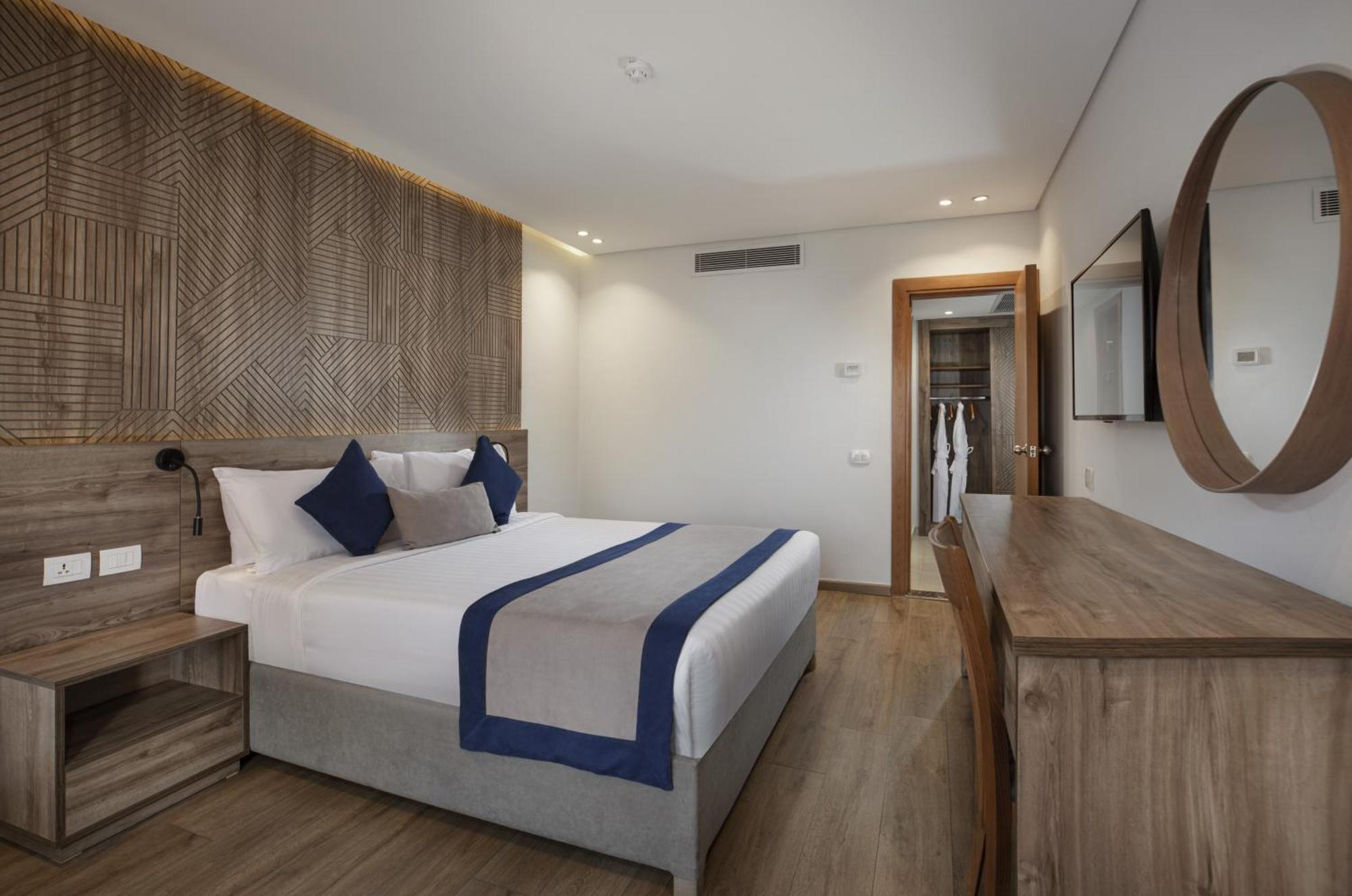 Pyramisa Suites Hotel Cairo Giza Экстерьер фото A room at the hotel