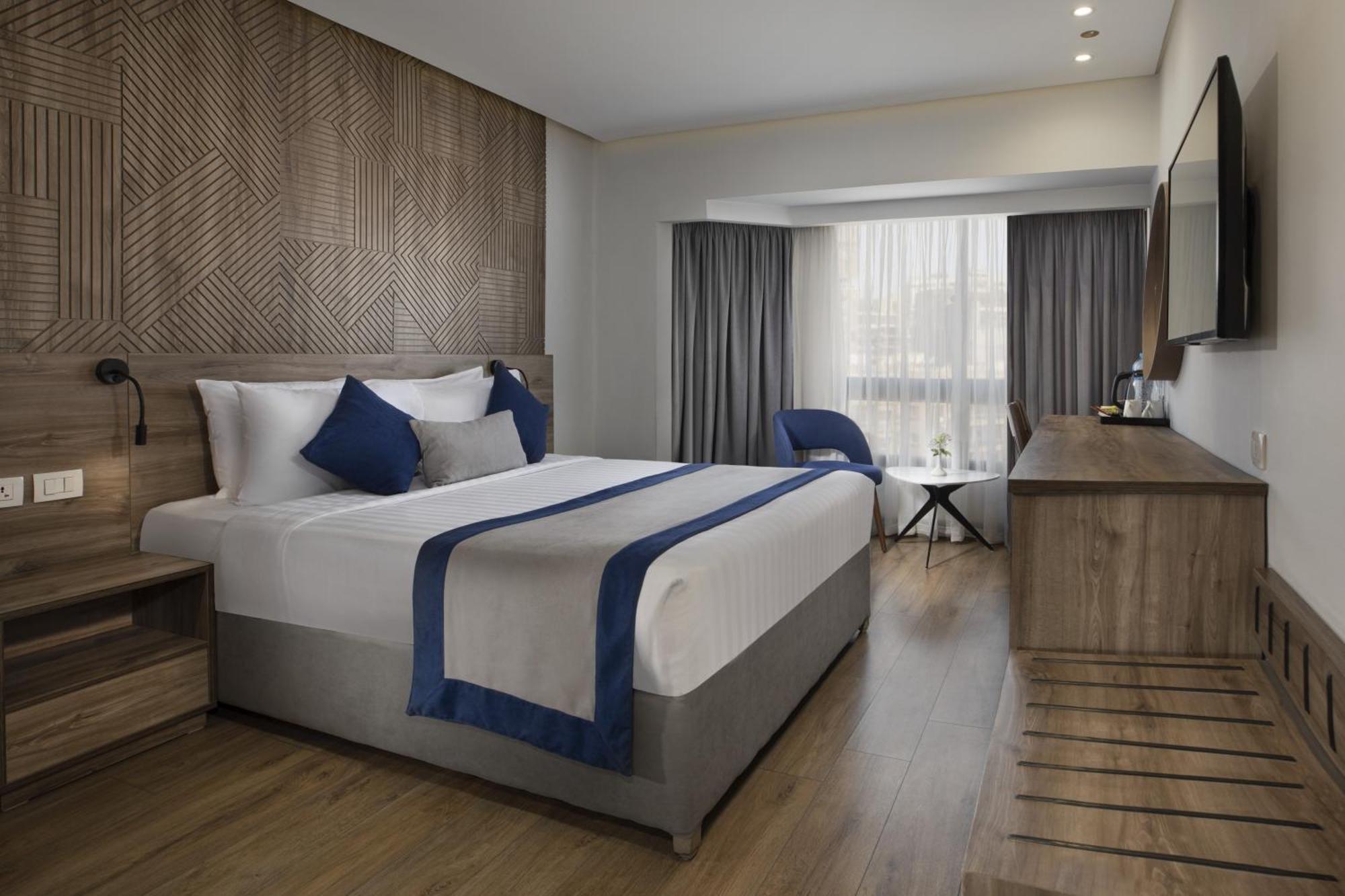 Pyramisa Suites Hotel Cairo Giza Экстерьер фото A room at the hotel