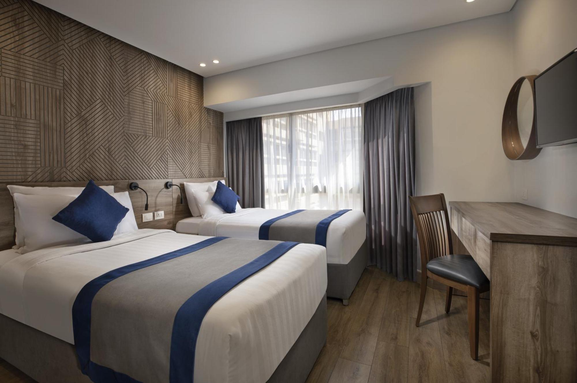 Pyramisa Suites Hotel Cairo Giza Экстерьер фото A room at the hotel