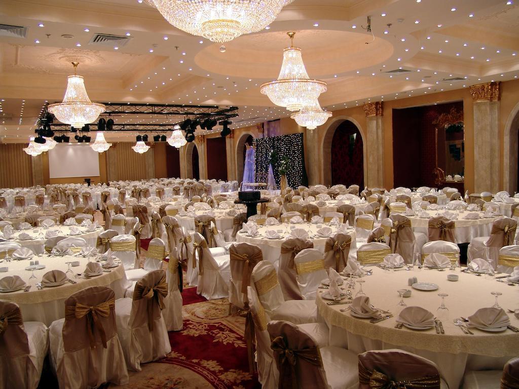 Pyramisa Suites Hotel Cairo Giza Экстерьер фото The ballroom at the hotel