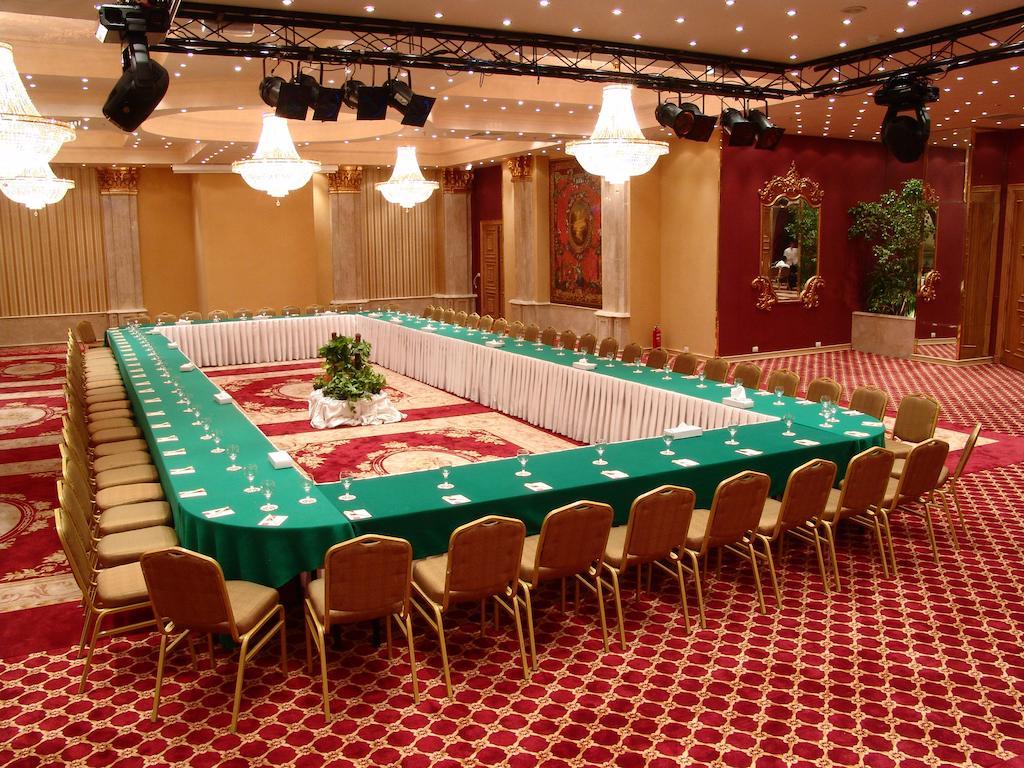 Pyramisa Suites Hotel Cairo Giza Экстерьер фото A meeting room