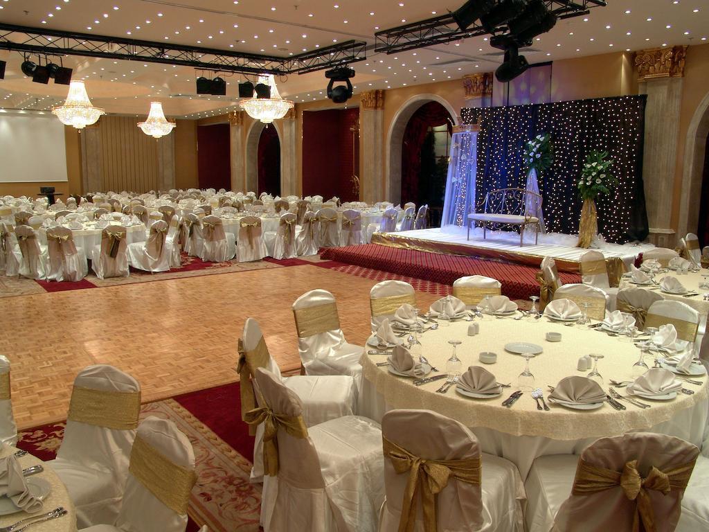 Pyramisa Suites Hotel Cairo Giza Ресторан фото The function room at the hotel