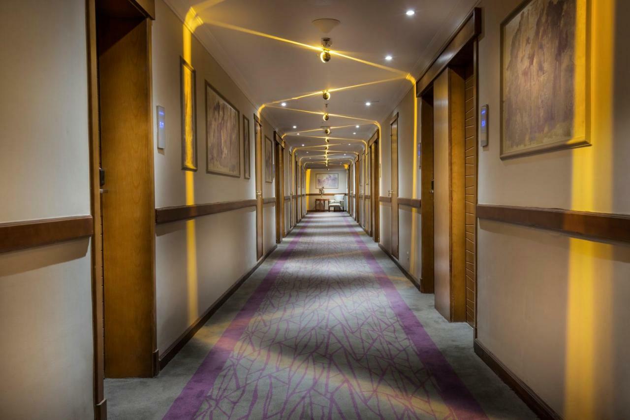 Pyramisa Suites Hotel Cairo Giza Экстерьер фото The hotel's interior