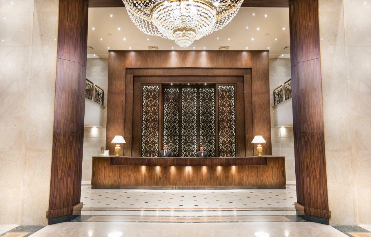 Pyramisa Suites Hotel Cairo Giza Экстерьер фото Reception desk